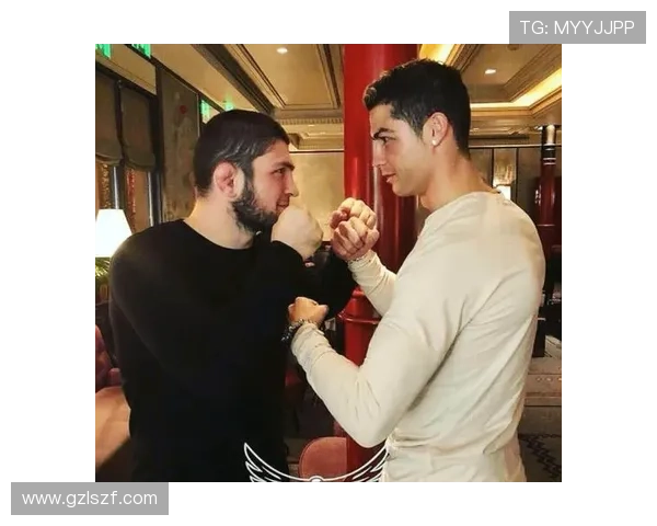 小鹰与足球明星亲密合影展现青春活力与梦想追逐的美好瞬间